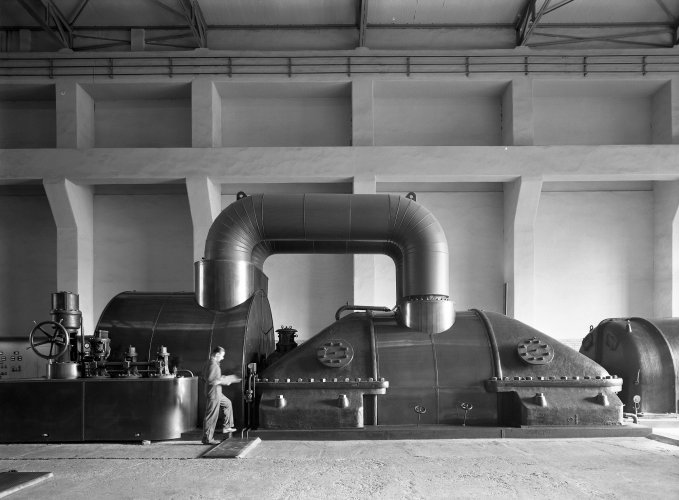 Ursula Becker-Mosbach: Dampfturbinensatz im HEW-Kraftwerk Ost-Hannover in Alt Garge, 1953
